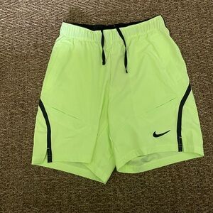Nike Court Dri-FIT Advantage 7" Tennis Shorts Lemon Size Medium Tall FD5334-736